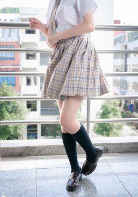 女人裸双乳被老头夹奶